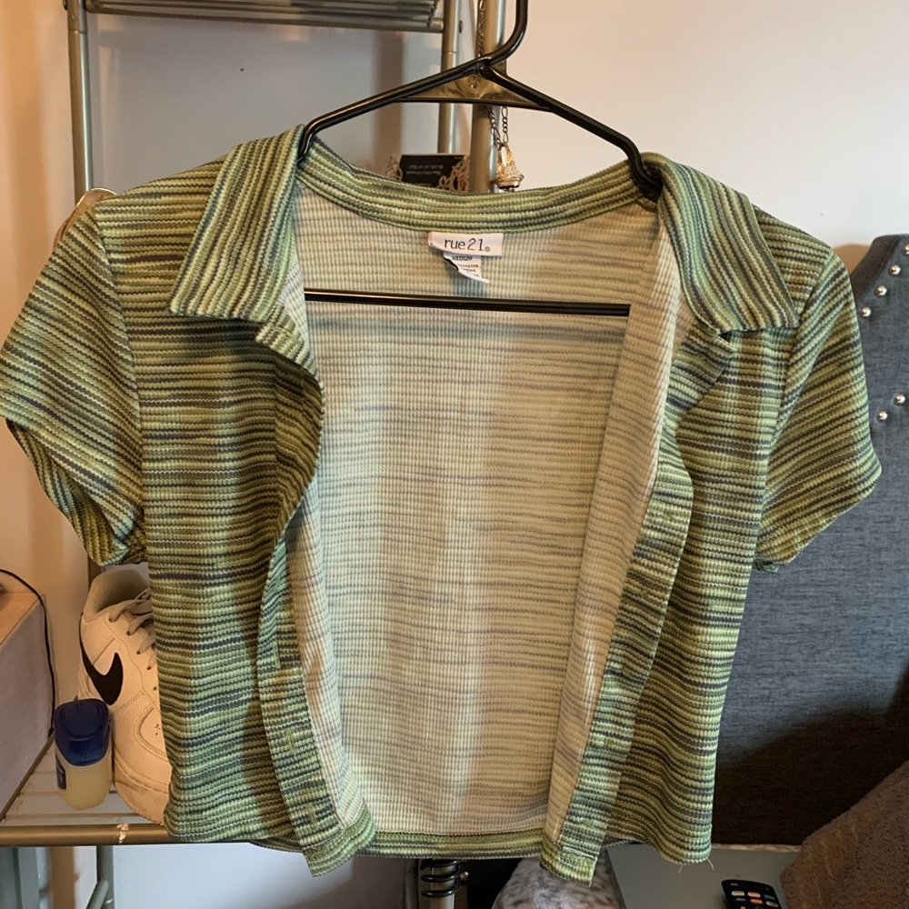 Green button up cropped shirt. Women’s size medium fits like a small.